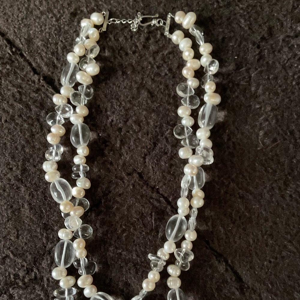 Lustrous Pearl and Crystal Necklace